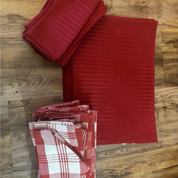 Red Table Linens Set - Picture 2 of 3